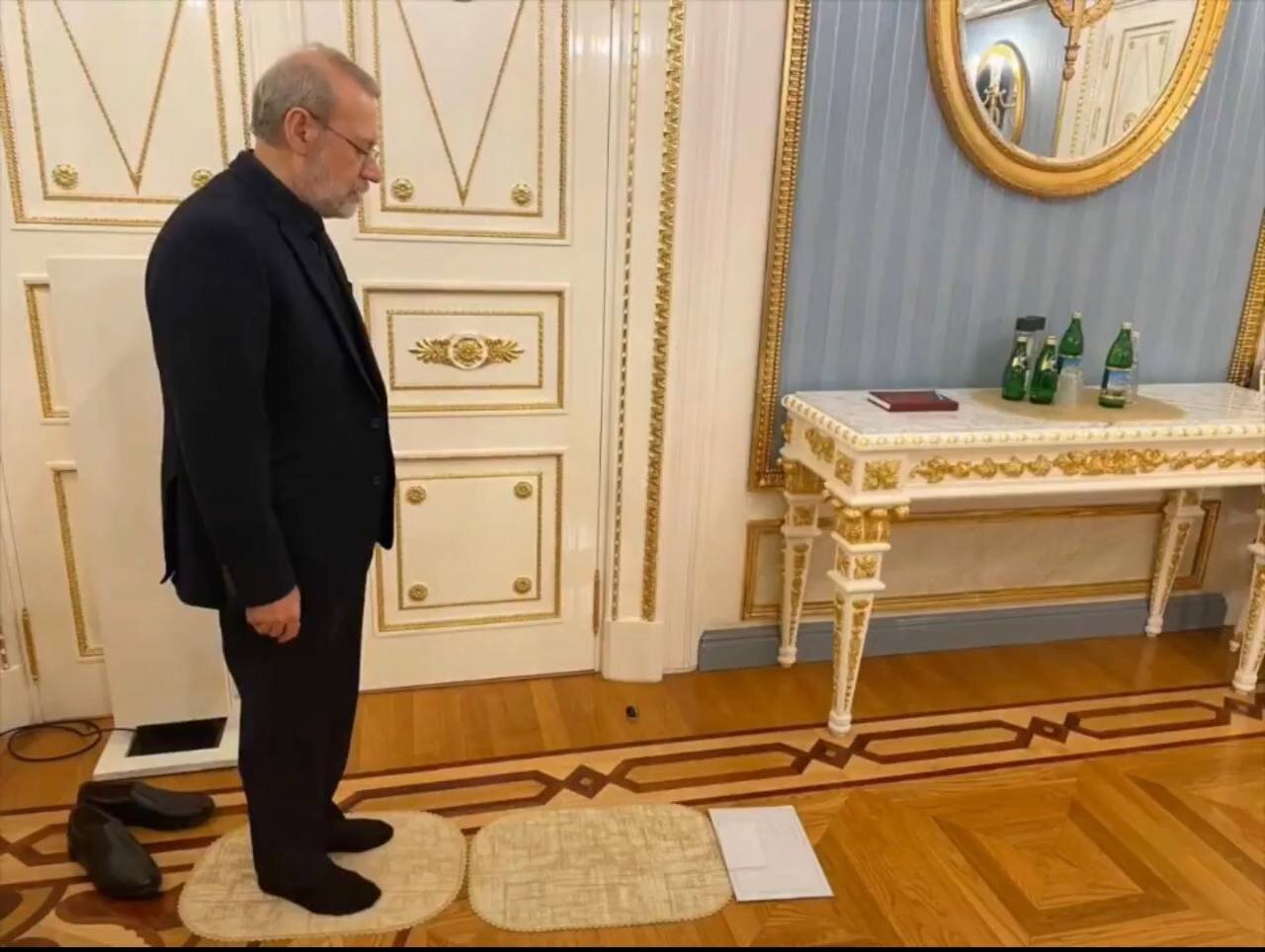 نماز خواندن علی لاریجانی در کاخ کرملین + عکس
