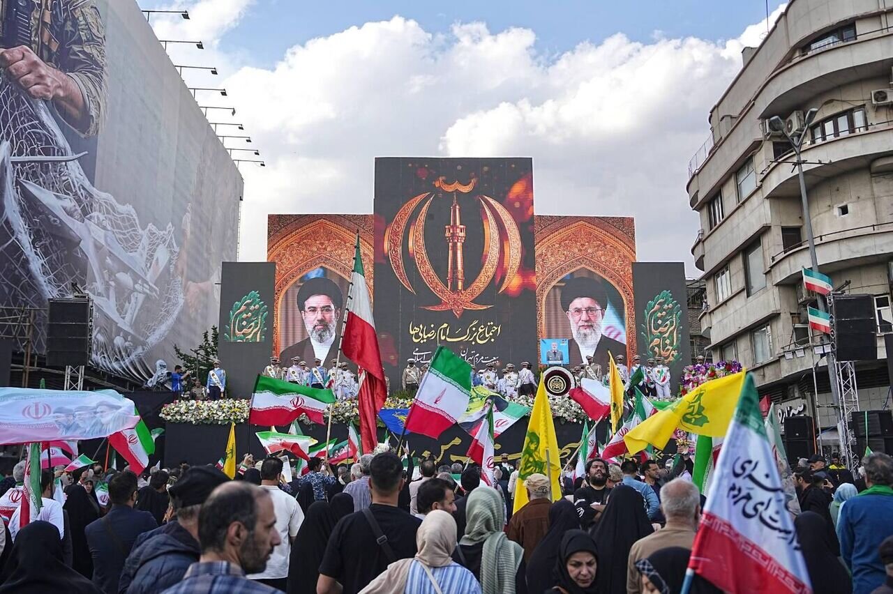 ببینید | اجتماع امام رضایی‌ها در میدان انقلاب تهران
