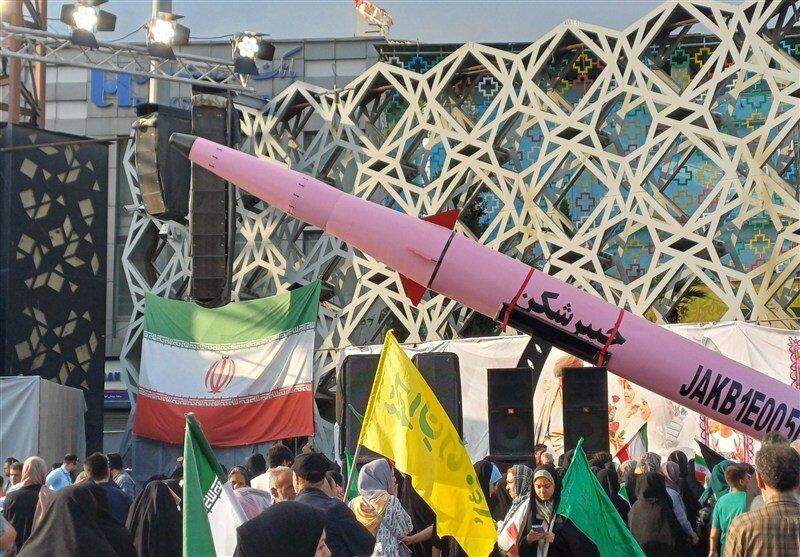 در اجتماع امام‌رضایی‌ها در تهران چه می‌گذرد؛ از تجدید بیعت با رهبر انقلاب تا شعارهای حماسی کنار موشک‌های صورتی + عکس
