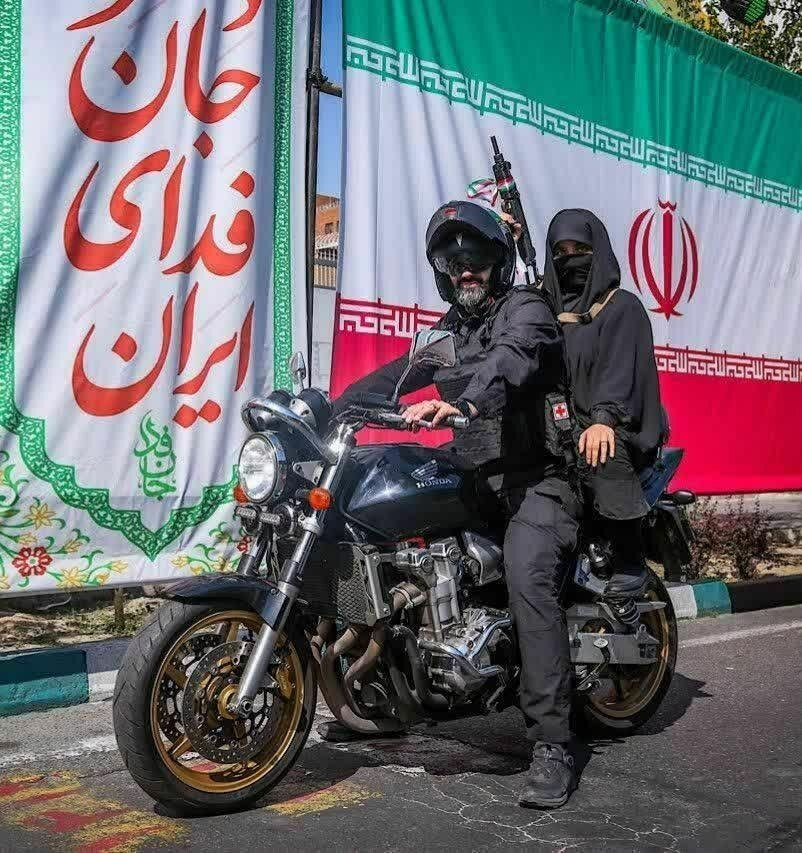عکس | یک تصویر متفاوت؛ زن سلاحبدست ترکموتور نیروی نظامی ایرانی در کنار پرچم جمهوری اسلامی ایران