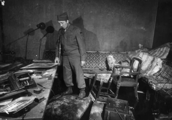 آخرین روزهای زندگی هیتلر؛ اوا براون با اشک در چشم اعلام کرد که تمایلی به فرار ندارد. آخرین روزهای زندگی هیتلر؛ اوا براون با اشک در چشم اعلام کرد که تمایلی به فرار ندارد.
