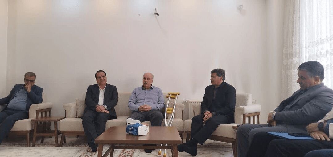 عیادت استاندار ایلام از ظاهر سارایی شاعر پیشکسوت و پاسدار ادبیات بومی