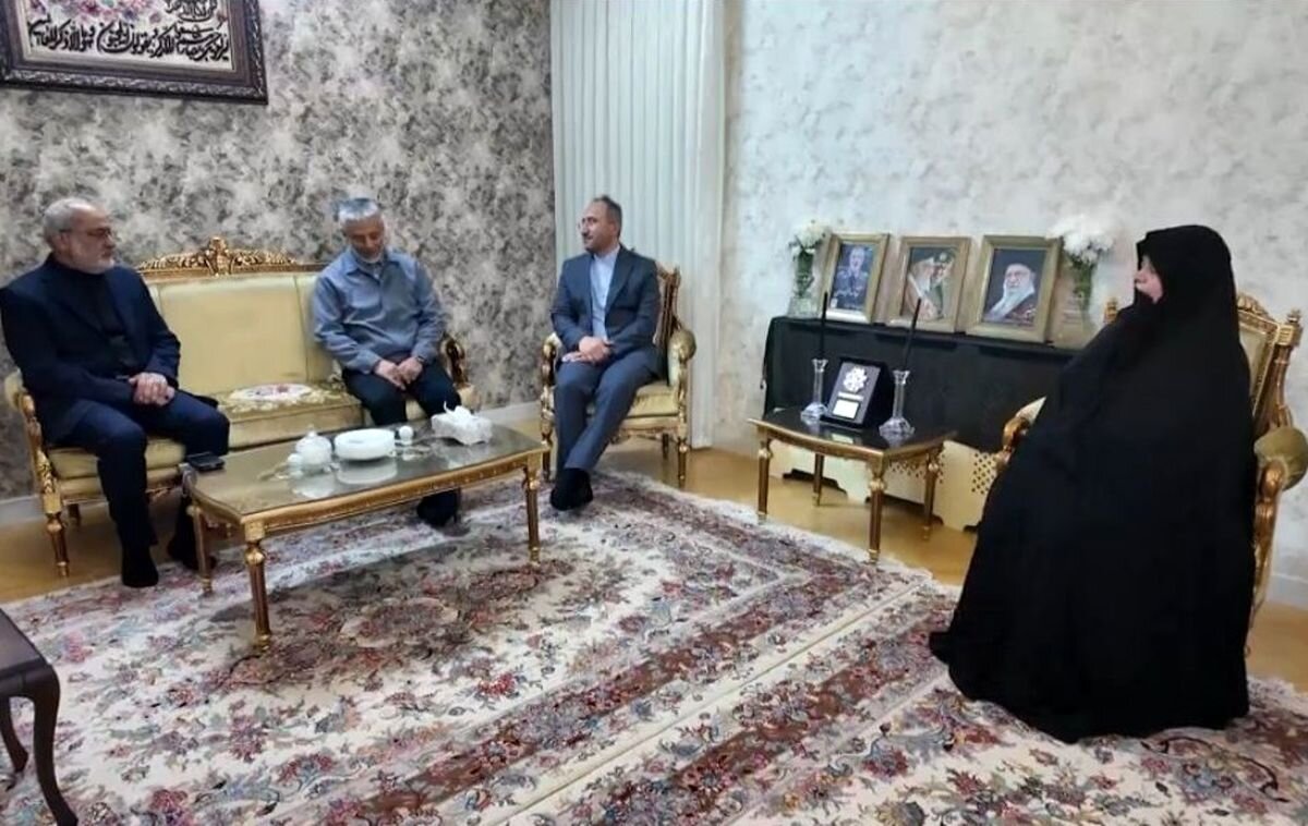 امیر دریادار سیاری با خانواده شهید سپهبد موسوی دیدار کرد/ با شهادت امیر موسوی احساس میکنم همه چیزم را از دست دادهام+تصویر