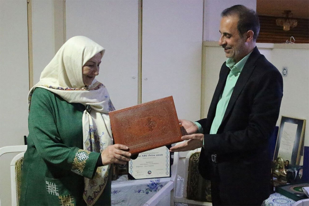 دیدار معاون صدا با عذرا وکیلی؛ زنی که همسرش مشوقش بود تا در رادیو بماند