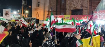 دست نوشته جالب در تجمعات شبانه درباره کلید زاپاس تنگه هرمز + تصویر