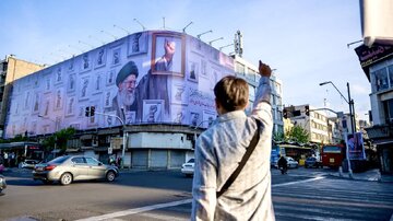 مشت‌های گره‌کرده به نشانه پیروزی؛ دیوارنگاره جدید جمهوری رونمایی شد/ پیوستن بیش از ۳۱ میلیون ایرانی به پویش «جانفدا»