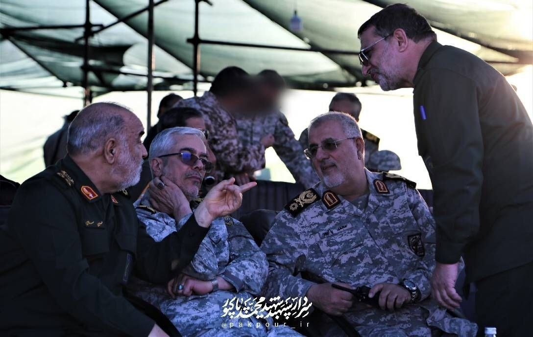 عکسی ماندگار از رزمایش پیامبر اعظم (ص) نیروی زمینی سپاه/ سرداران شهید سلامی، باقری، پاکپور و نائینی در کنار هم