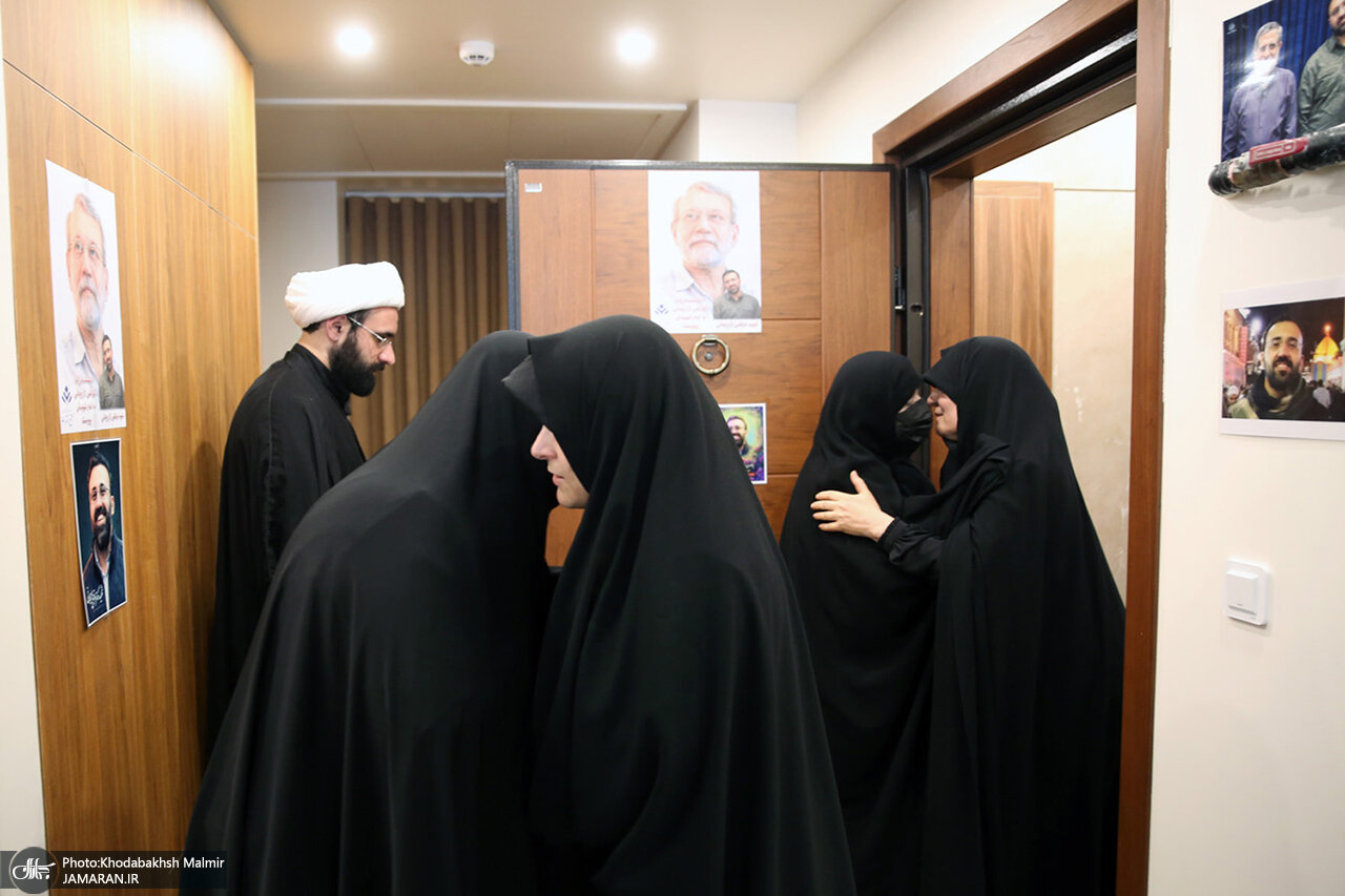 شهیدان لاریجانی در کنار شهید مطهری/ قابی از فرزند شهید لاریجانی بر گوشی سیدحسن خمینی/ دیدار خانواده حسن خمینی با خانواده لاریجانی+تصاویر