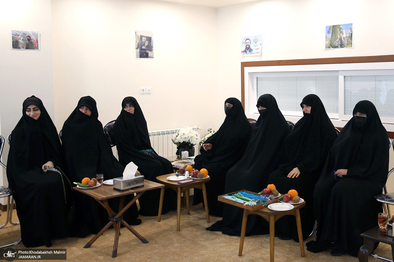 شهیدان لاریجانی در کنار شهید مطهری/ قابی از فرزند شهید لاریجانی بر گوشی سیدحسن خمینی/ دیدار خانواده حسن خمینی با خانواده لاریجانی+تصاویر