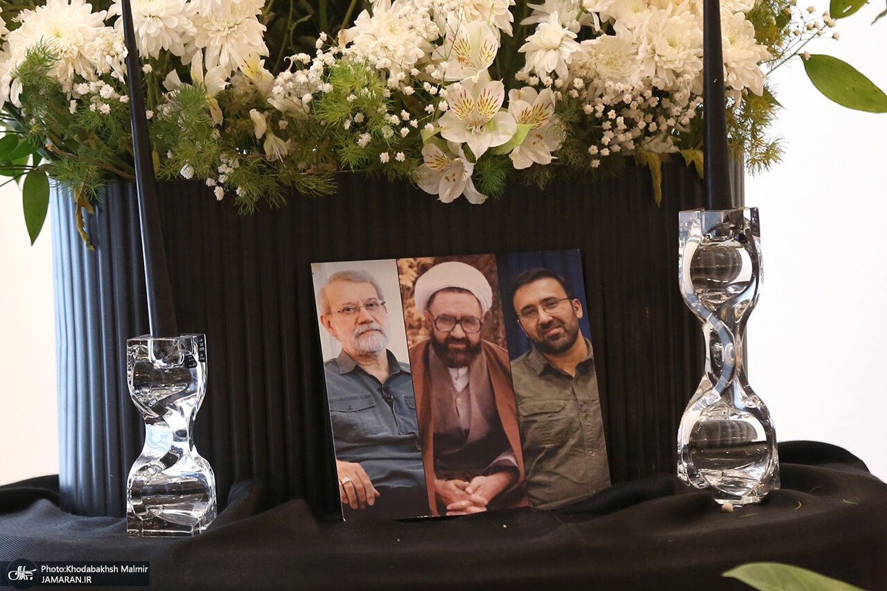 شهیدان لاریجانی در کنار شهید مطهری/ قابی از فرزند شهید لاریجانی بر گوشی سیدحسن خمینی/ دیدار خانواده حسن خمینی با خانواده لاریجانی+تصاویر