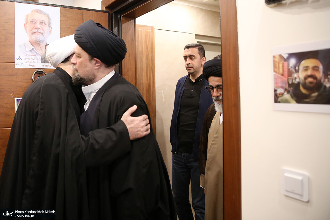 شهیدان لاریجانی در کنار شهید مطهری/ قابی از فرزند شهید لاریجانی بر گوشی سیدحسن خمینی/ دیدار خانواده حسن خمینی با خانواده لاریجانی+تصاویر