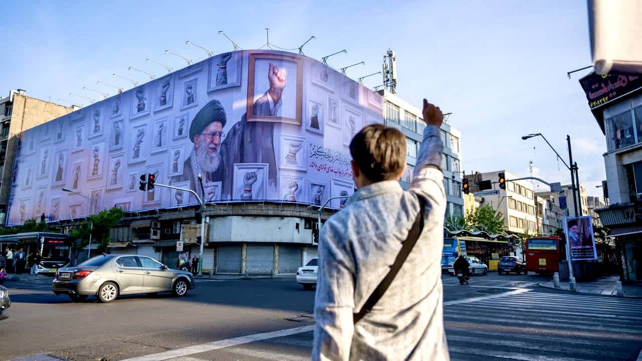 مشت‌های گره‌کرده به نشانه پیروزی؛ دیوارنگاره جدید جمهوری رونمایی شد/ پیوستن بیش از ۳۱ میلیون ایرانی به پویش «جانفدا»