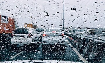 بارش باران در جاده‌های ۷ استان/ ترافیک در این محورها سنگین است