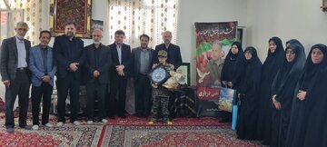 دیدار مدیر کل و معاونین صداوسیمای استان سمنان با خانواده شهید جنگ رمضان