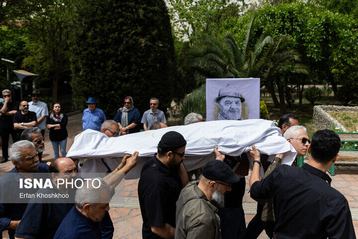 بیقراری در بدرقه علی خسروی/ آغداشلو: او مهمترین طراح نسل خود بود / حقیقی: حس یک بازرگان را دارم که کشتیهایش غرقشده