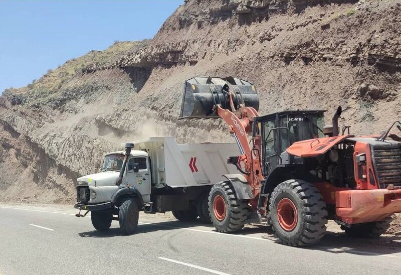 عملیات ایمن‌سازی محور رودان با رفع آب‌بردگی و ریزش‌برداری