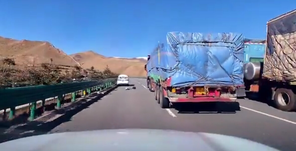 ببینید | لحظه نجات راننده خودروی سواری از تصادف شدید حین سبقت