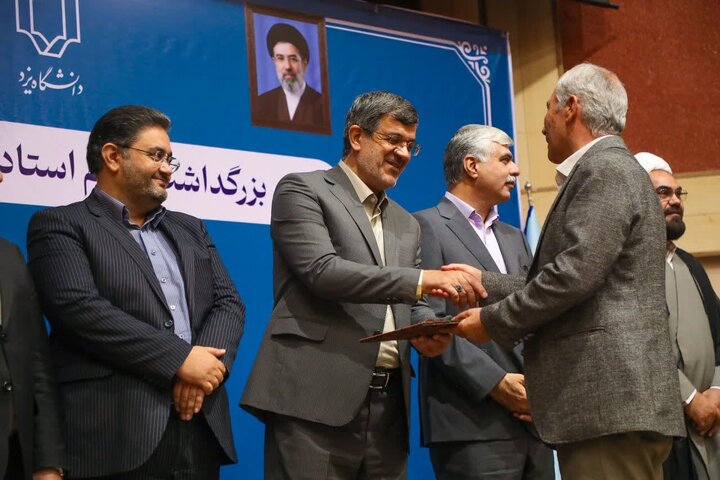 گزارش تصویری / آیین بزرگداشت مقام استاد و سرآمدان آموزشی در دانشگاه یزد