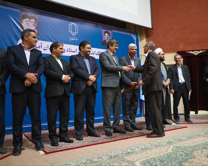 گزارش تصویری / آیین بزرگداشت مقام استاد و سرآمدان آموزشی در دانشگاه یزد