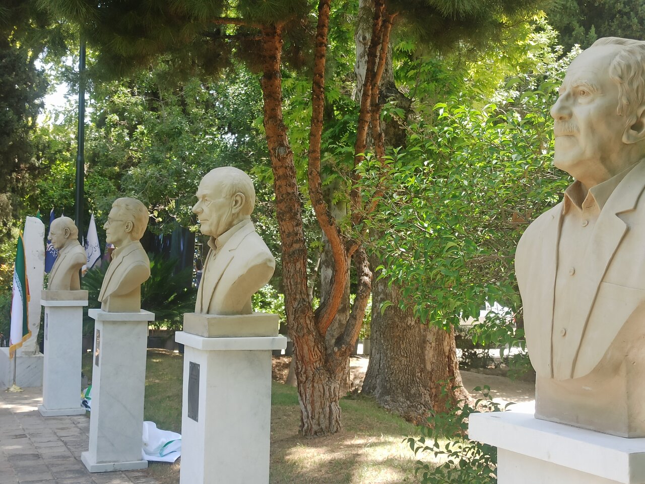 رونمایی از سردیس ۱۸ نفر از نخبگان فارس در باغ‌ ارم دانشگاه شیراز