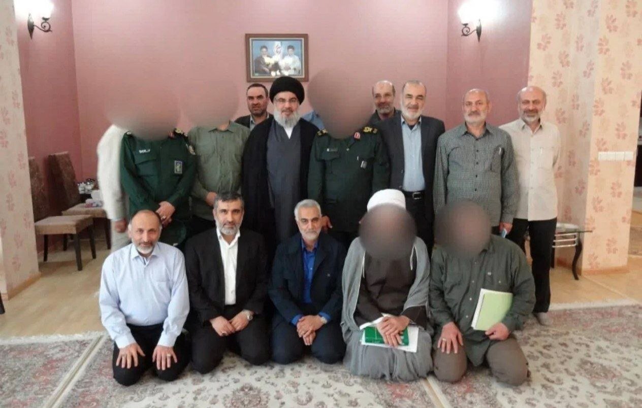 عکسی دیده نشده از جمعی از فرماندهان شهید سپاه در کنار شهید سید حسن نصرالله