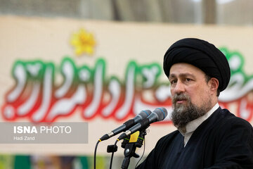 سیدحسن خمینی: رهبر انقلاب مشرف بر امور هستند؛ تصمیمات کشور را در نهایت ایشان قبول و امضاء می‌کنند/ کاسه داغ‌تر از آش نباشیم