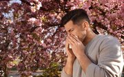 خستگی، عطسه و خارش چشم؛ این علائم چرا در بهار سراغ‌مان می‌آیند؟