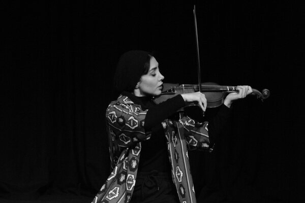 نمایش ترکی «باشیمداکی سسلر»