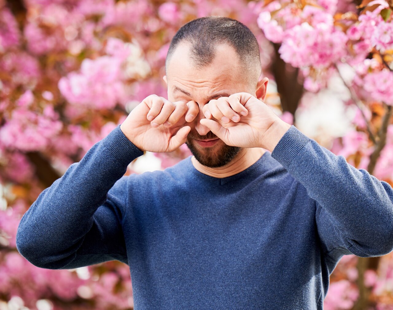 خستگی، عطسه و خارش چشم؛ این علائم چرا در بهار سراغمان میآیند؟