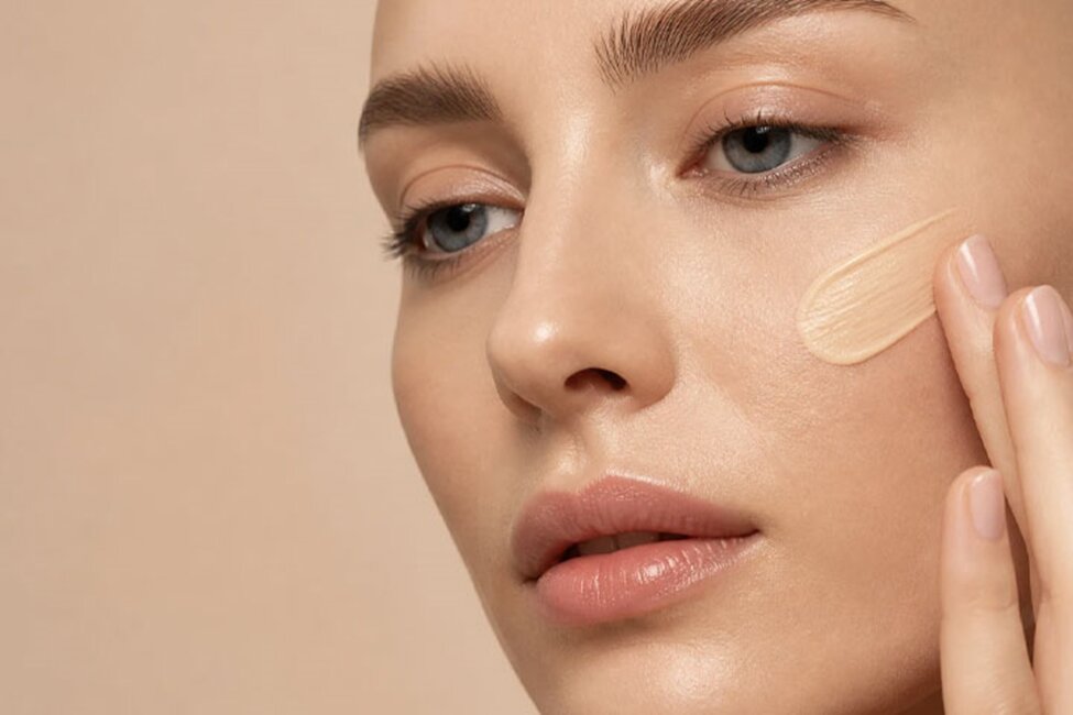 چگونه کاور کرم پودر را بالا ببریم؟ ۴ روش آرایشگرهای حرفه ای