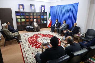 آیت الله لائینی: بازاریان همواره از رزمندگان در جبهه‌های جنگ حمایت کردند