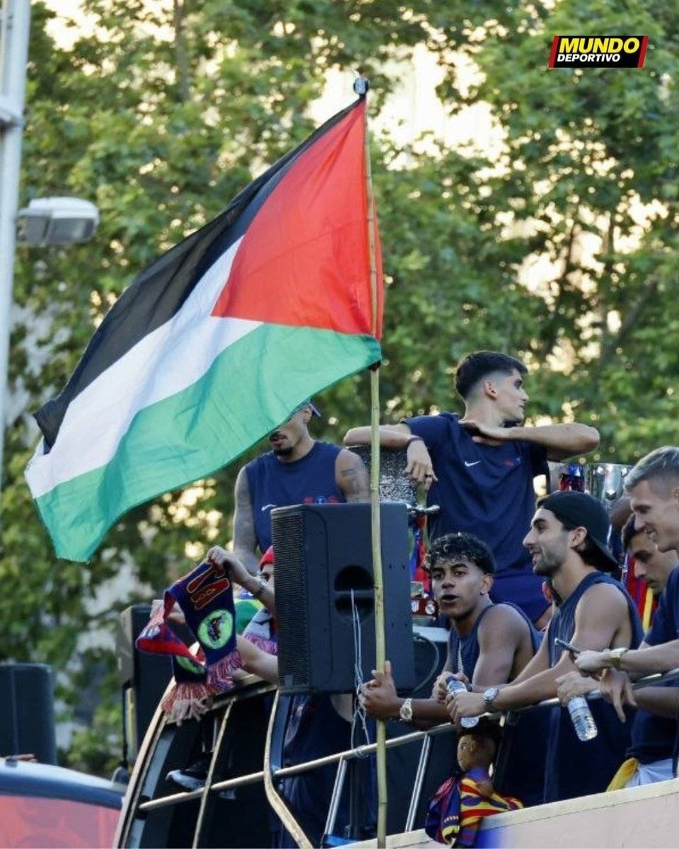 عکس| یامال با پرچم فلسطین در رژه قهرمانی بارسلونا