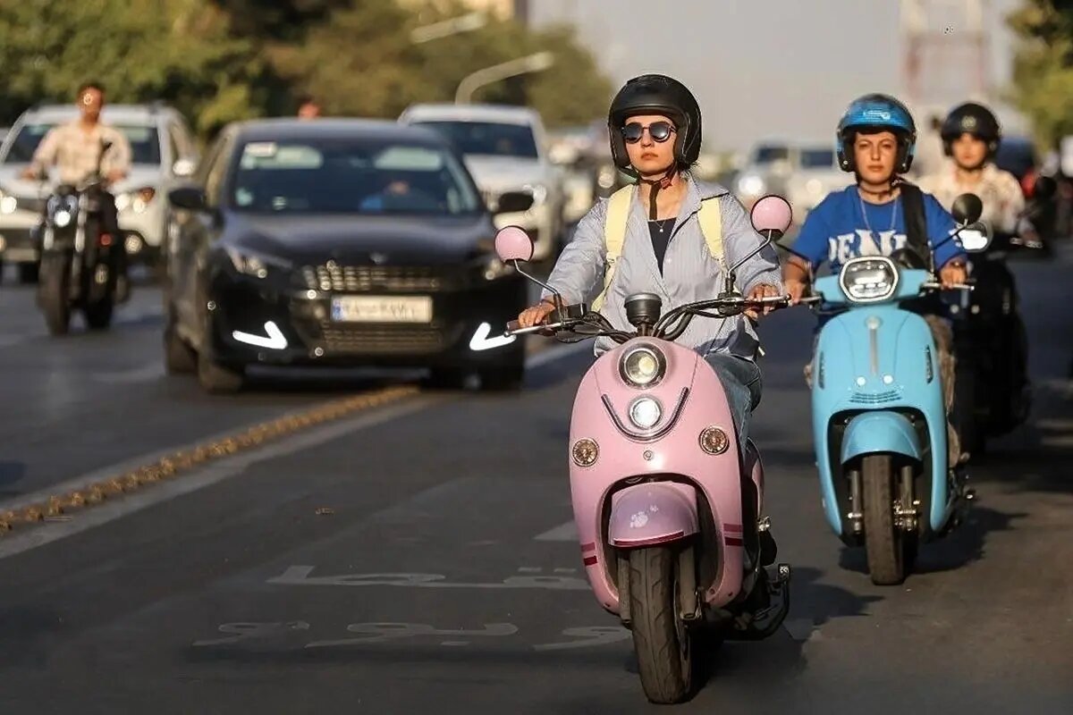 «مگر مالکیت هم زن و مرد دارد؟»؛ واکنش مخاطبان خبرآنلاین به سلب حق مالکیت زنان بر موتورسیکلت/ «تمام مشکل کشور، مالکیت زنان بر موتور بود؟»
