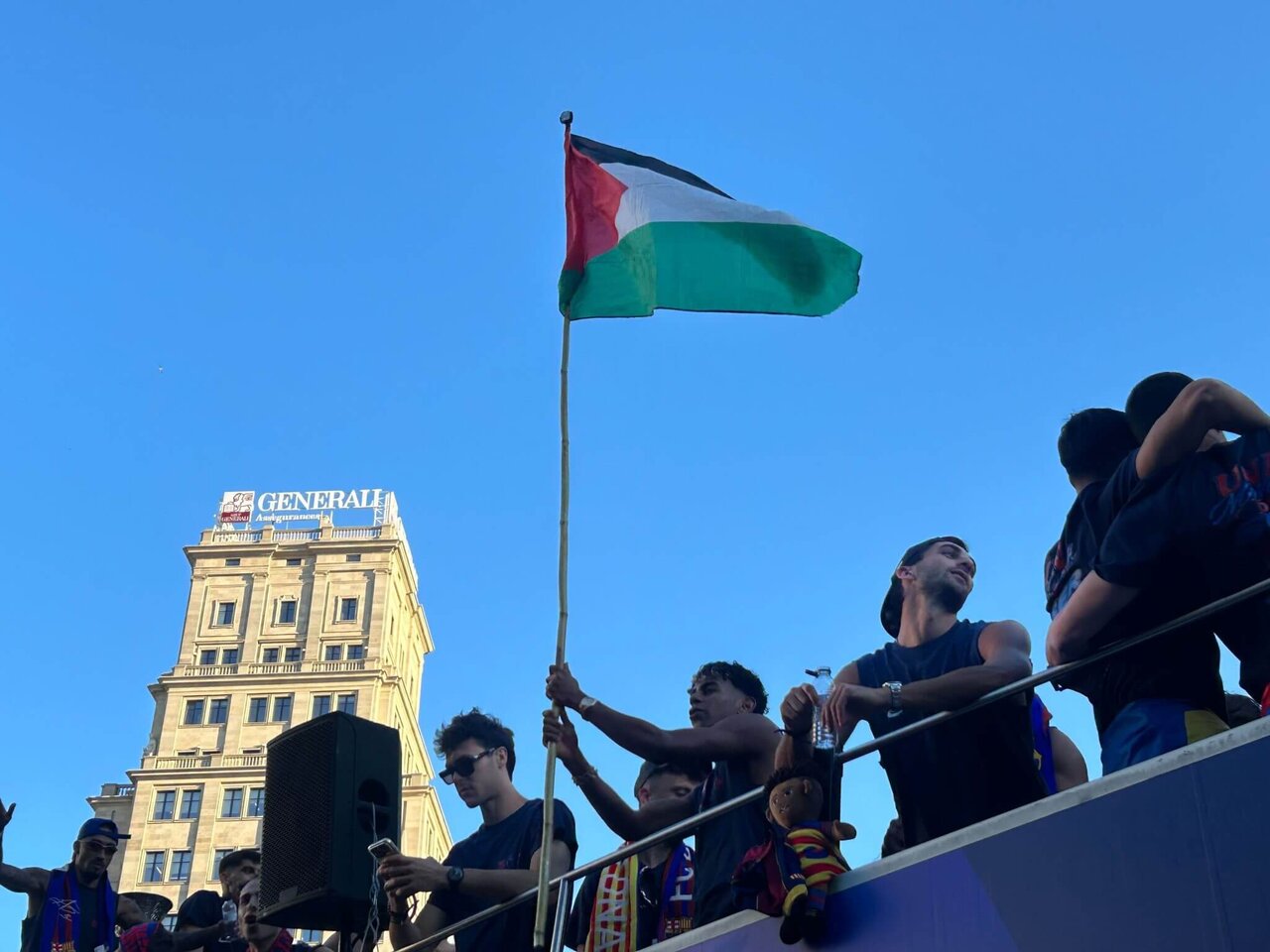 لامین یامال و پرچم فلسطین در جشن قهرمانی بارسلونا؛ ماجرای یک حرکت خاص در کاتالونیا