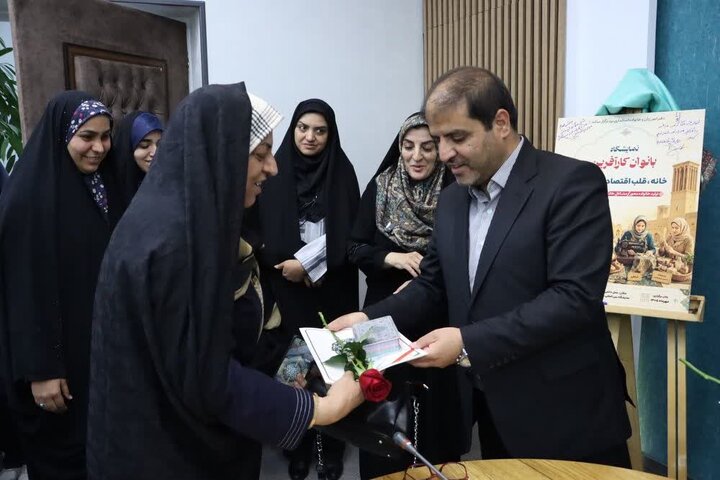 گزارش تصویری /  تقدیر از بانوان کارآفرین فعال در حوزه صنعت و مشاغل خانگی استان یزد