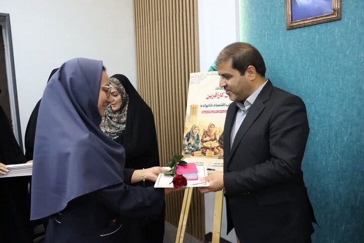 گزارش تصویری /  تقدیر از بانوان کارآفرین فعال در حوزه صنعت و مشاغل خانگی استان یزد