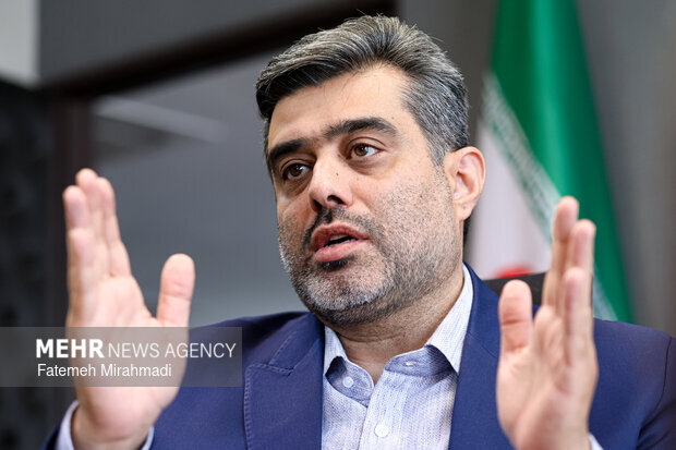 روایت آقای مدیر از «شوکهای بزرگ»؛ هنرمندان را با عملکردشان قضاوت کنیم
