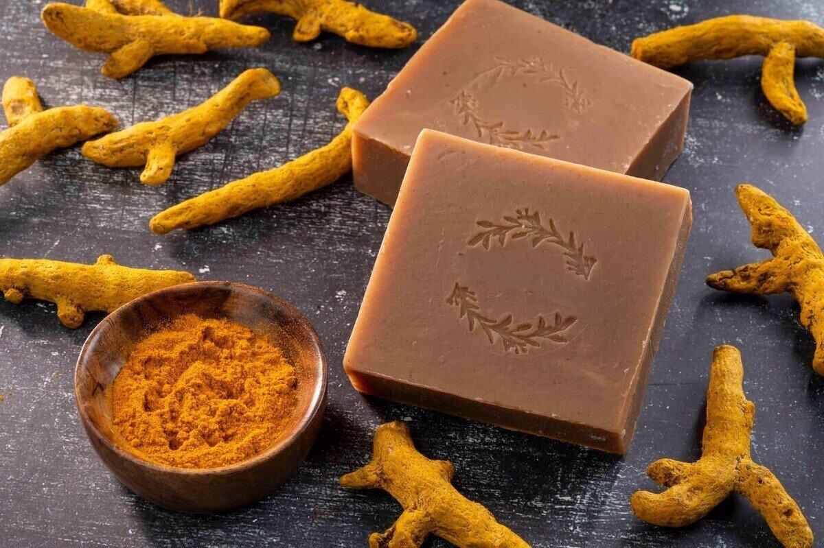 دلیل عود جوش و حساسیت‌های پوستی در بهار چیست؟/ صابون زردچوبه و شیر الاغ موثر است؟/ شوینده‌های آلوئه‌ورا و چای سبز چطور؟