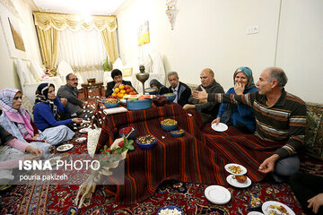 مردمی که در جمع های دوستانه و خانوادگی از جنگ و راه حل نظامی و سیاسی حرف می زنند یا در باره اقتصاد نظر می دهند در واقع می گویند"به فردا امید داریم"