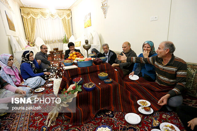 مردمی که در جمع های دوستانه و خانوادگی از جنگ و راه حل نظامی و سیاسی حرف می زنند یا در باره اقتصاد نظر می دهند در واقع می گویند