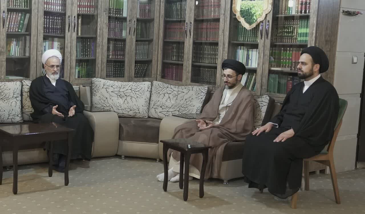 تصاویری از آیت الله اعرافی در خانه شهید اسماعیل خطیب/ پسران وزیر اطلاعات هم بودند