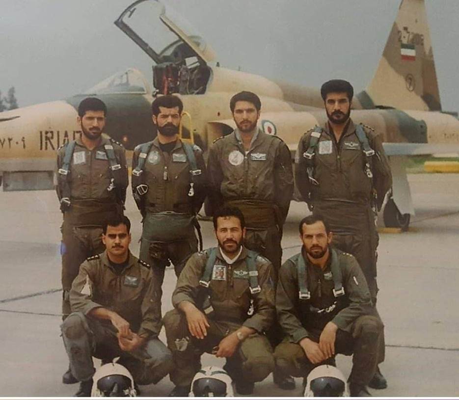 عکسی قدیمی از شهید نصیرزاده در کنار جنگنده ارتش