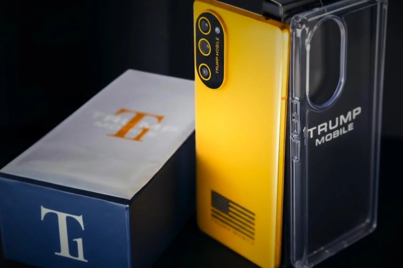 جعبهی گوشی و پنل پشت گوشی ترامپ موبایل T1 Phone رنگ زرد