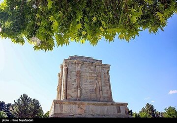 «چو ایران نباشد، تن من مباد»؛ شعری جعلی که ورد زبان ایرانیان شد «چو ایران نباشد، تن من مباد»؛ شعری جعلی که ورد زبان ایرانیان شد