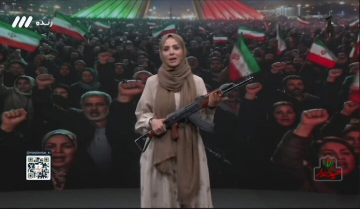 شب گذشته در بسیاری از برنامه‌های صداوسیما، مجریان با تفنگ حاضر شدند!