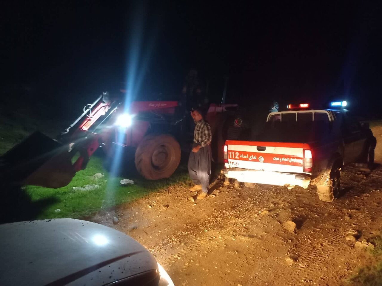 گرفتار شدن ۸ خانوار در گل‌ولای محور تکاب - شاهین‌دژ
