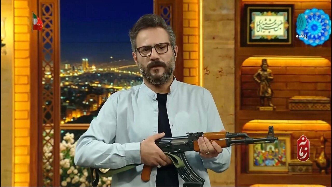 این دو مجری با اسلحه روی آنتن زنده آمدند! + تصاویر