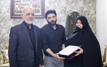 ابلاغ سلام رهبر انقلاب به خانواده سپهبد شهید موسوی توسط فرمانده قرارگاه خاتم