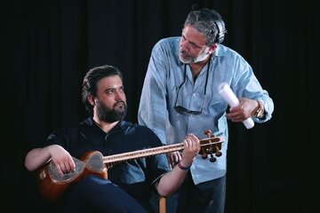 مهدی سلوکی در نقش نوازنده چیرهدست تار/پایان فیلمبرداری «هزارمین شب» در ابرکوه مهدی سلوکی در نقش نوازنده چیرهدست تار/پایان فیلمبرداری «هزارمین شب» در ابرکوه