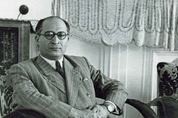 ساعت یک بعداز ظهر در رادیو شنیدیم که قشون انگلستان و روس وارد ایران شده‌اند!